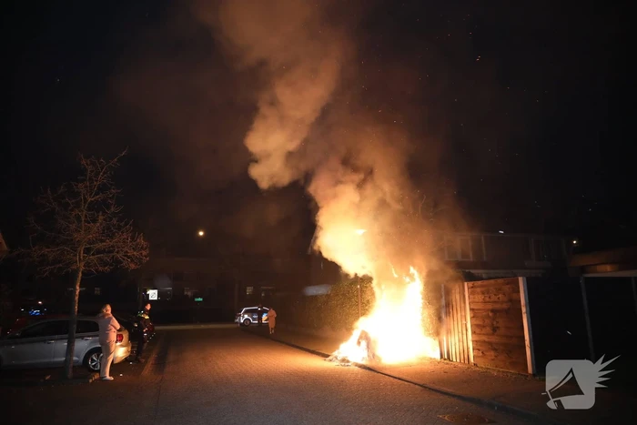 Brandweer blust meters hoge vlammen