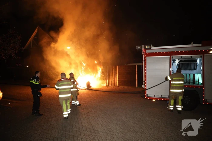 Brandweer blust meters hoge vlammen