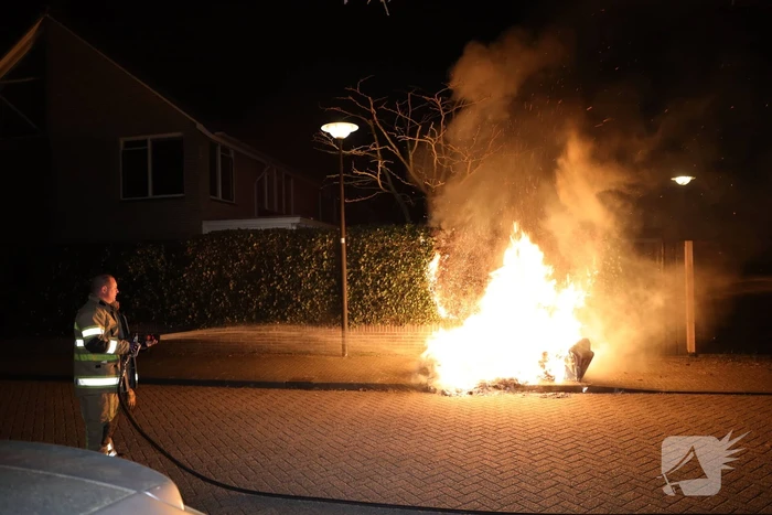 Brandweer blust meters hoge vlammen