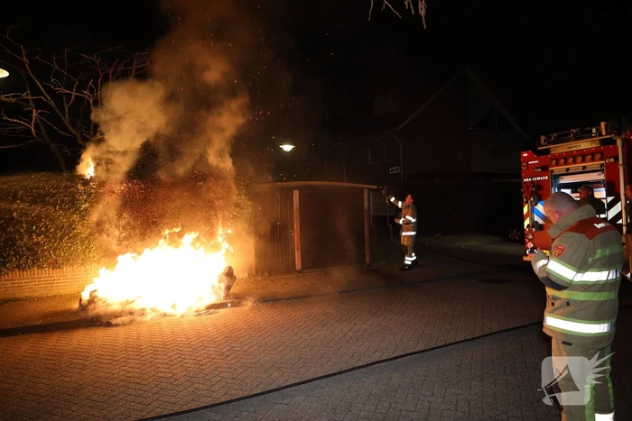 Brandweer blust meters hoge vlammen