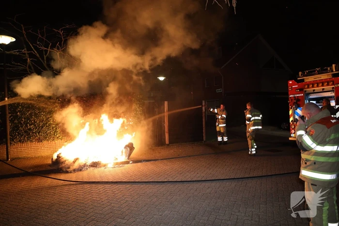 Brandweer blust meters hoge vlammen