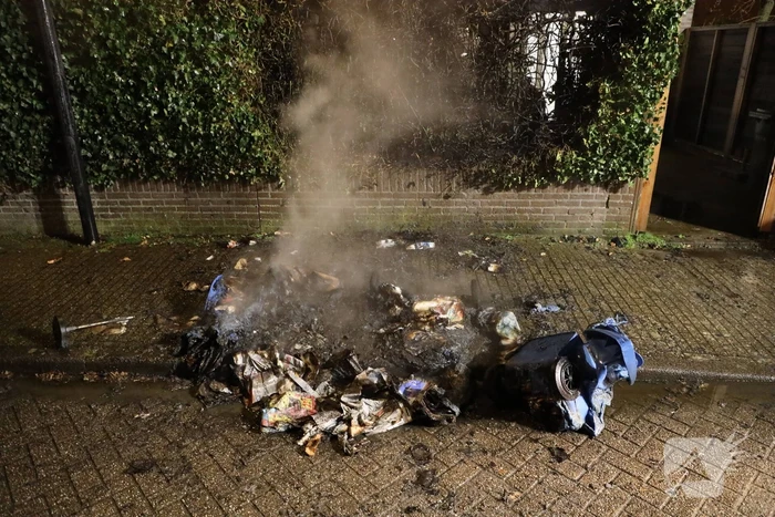 Brandweer blust meters hoge vlammen