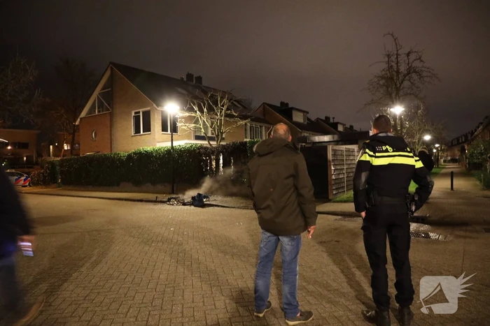 Brandweer blust meters hoge vlammen