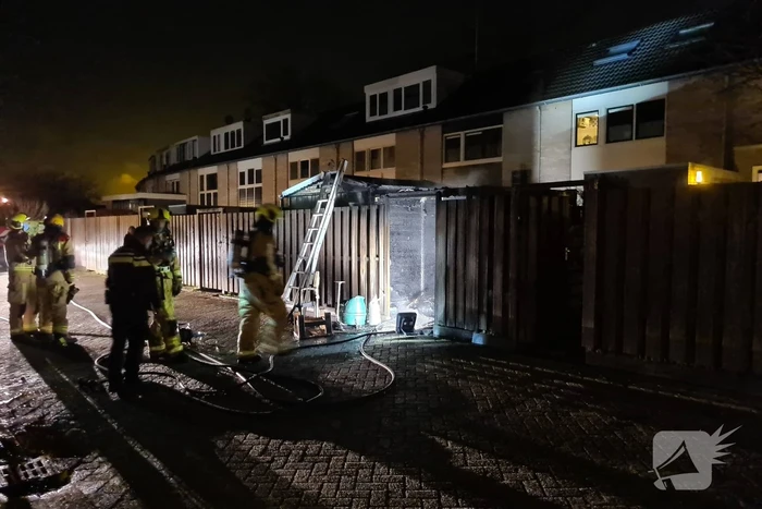 Brand onder overkapping in achtertuin