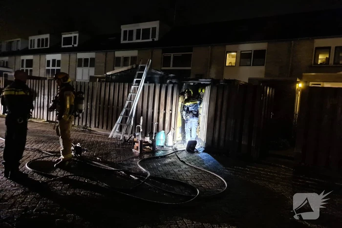 Brand onder overkapping in achtertuin