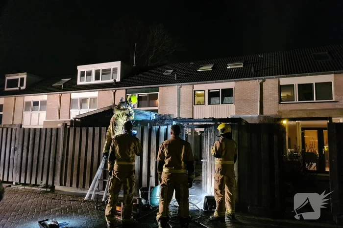 Brand onder overkapping in achtertuin