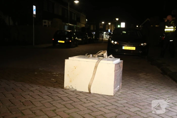 Loodzware kluis ligt urenlang op straat