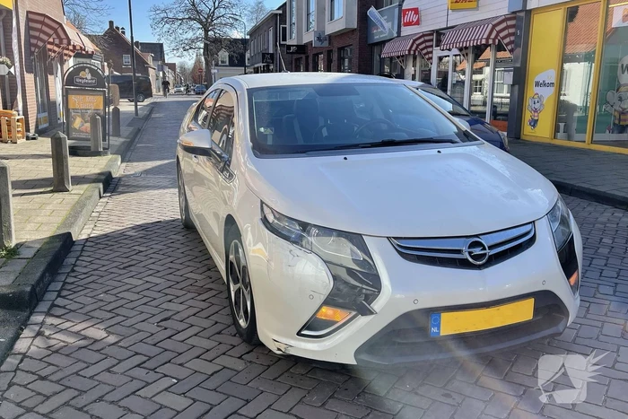 Auto botst op stilstaande motor