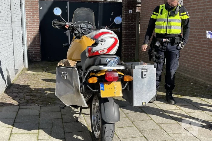 Auto botst op stilstaande motor