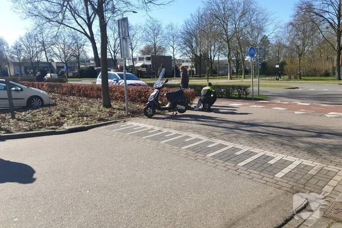 Scooterrijder in botsing met auto