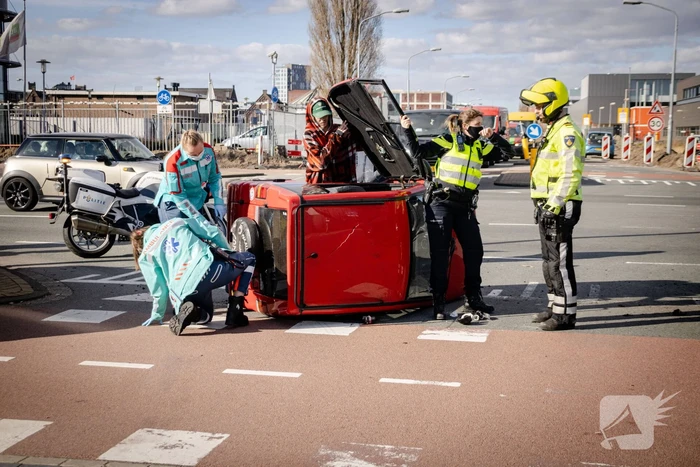 Bestuurder landt op zijn kant met Canta