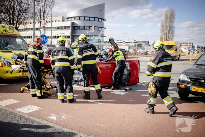 Bestuurder landt op zijn kant met Canta