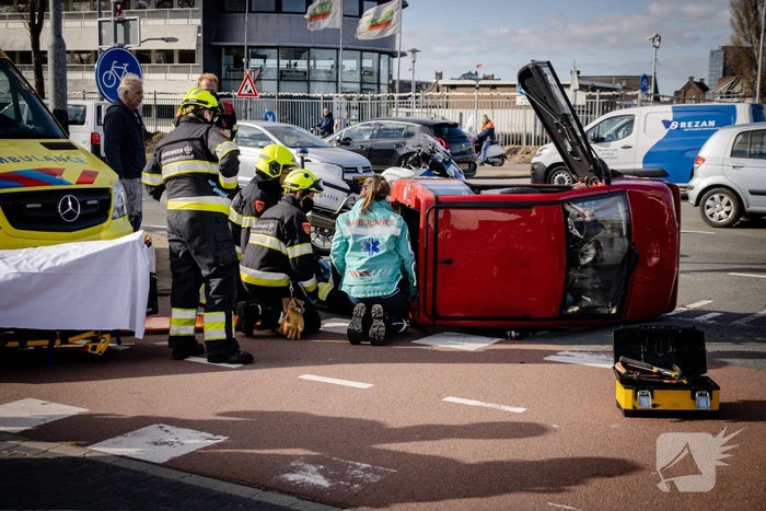 Bestuurder landt op zijn kant met Canta