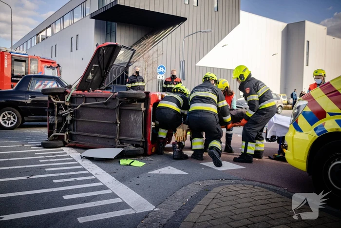 Bestuurder landt op zijn kant met Canta