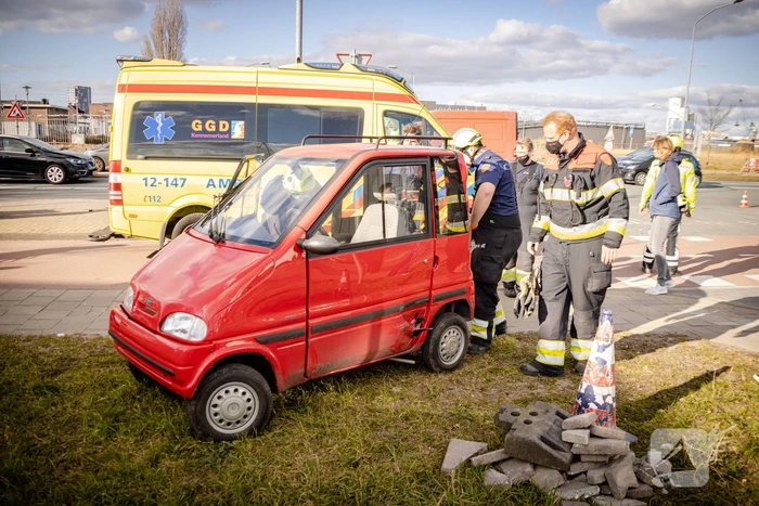 Bestuurder landt op zijn kant met Canta
