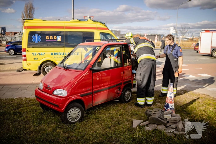 Bestuurder landt op zijn kant met Canta