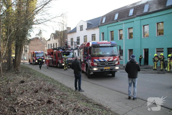 Veel rook bij grote brand in woning