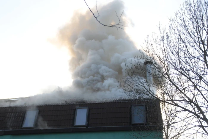 Veel rook bij grote brand in woning