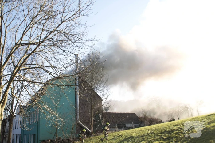Veel rook bij grote brand in woning