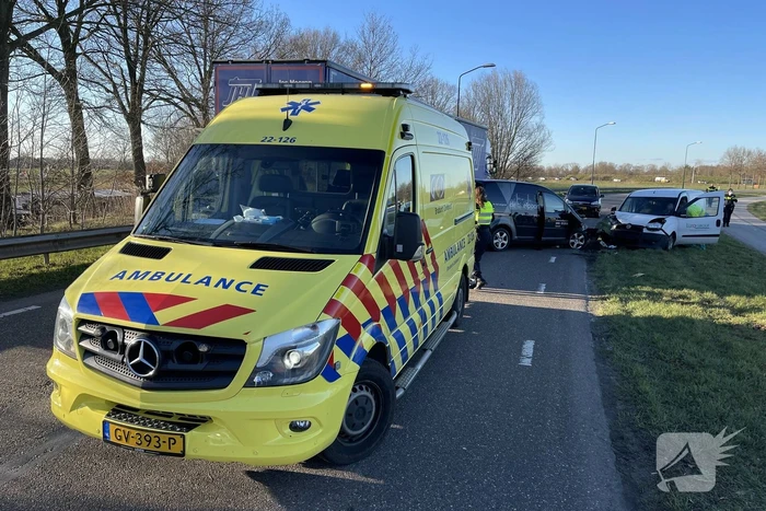 Twee bestelbussen frontaal gebotst na inhaalactie