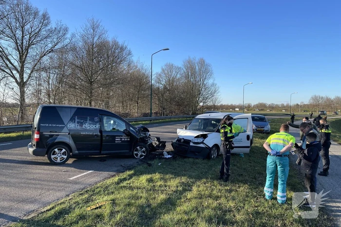 Twee bestelbussen frontaal gebotst na inhaalactie