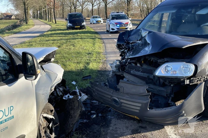 Twee bestelbussen frontaal gebotst na inhaalactie