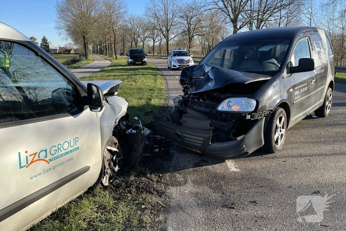 Twee bestelbussen frontaal gebotst na inhaalactie