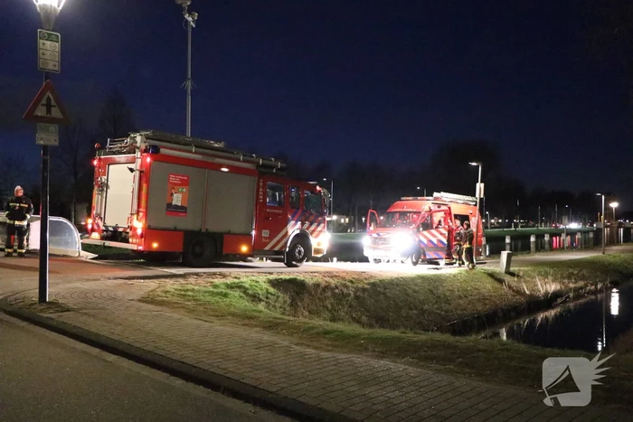 Zoekactie na gevonden spullen langs sloot