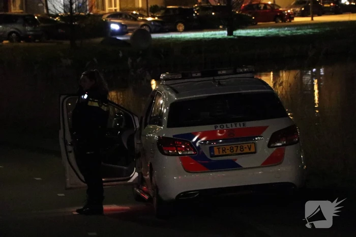 Zoekactie na gevonden spullen langs sloot