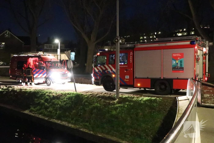 Zoekactie na gevonden spullen langs sloot