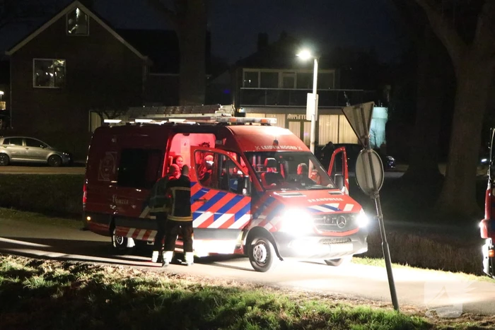 Zoekactie na gevonden spullen langs sloot