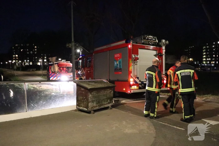 Zoekactie na gevonden spullen langs sloot