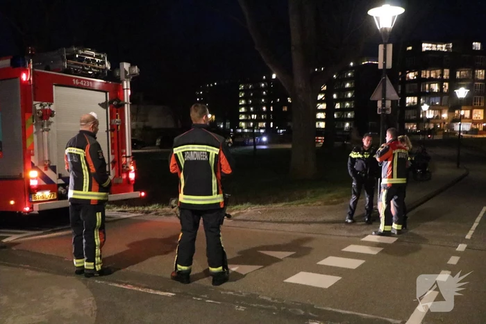 Zoekactie na gevonden spullen langs sloot