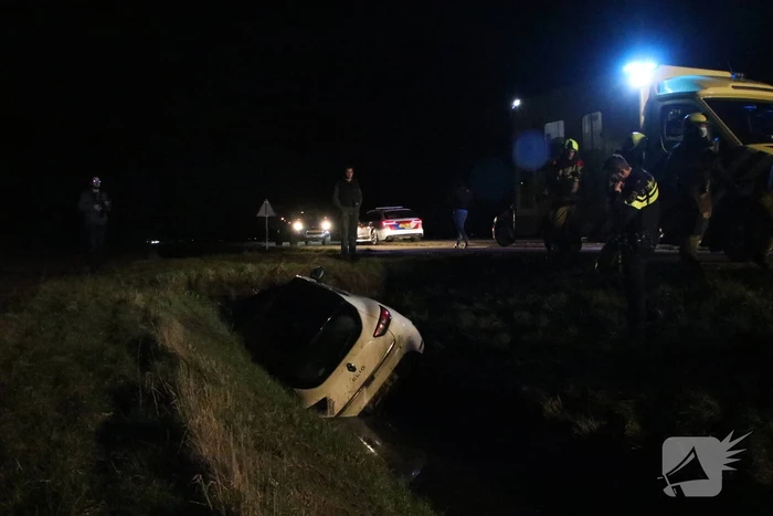 Auto belandt in sloot