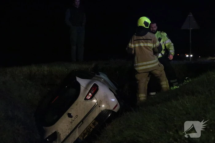 Auto belandt in sloot