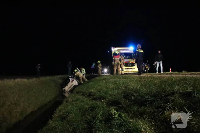 Auto belandt in sloot