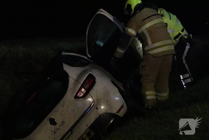Auto belandt in sloot
