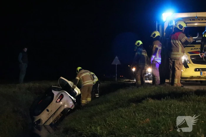 Auto belandt in sloot