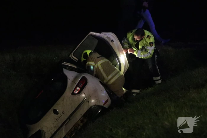 Auto belandt in sloot