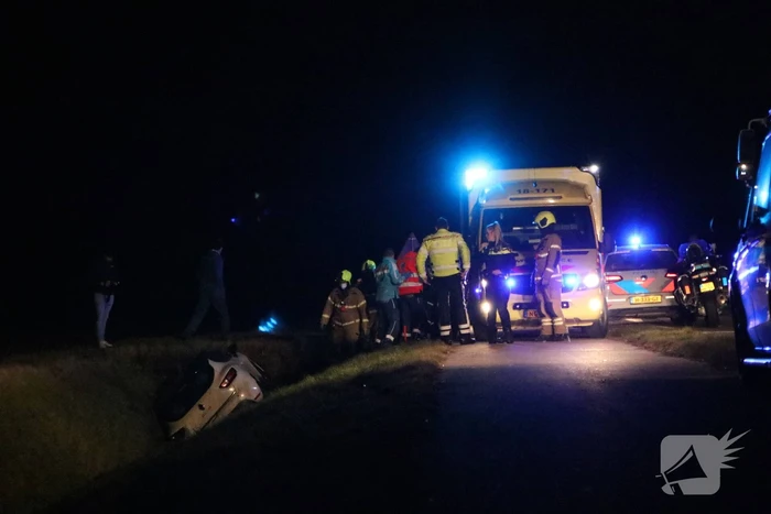 Auto belandt in sloot