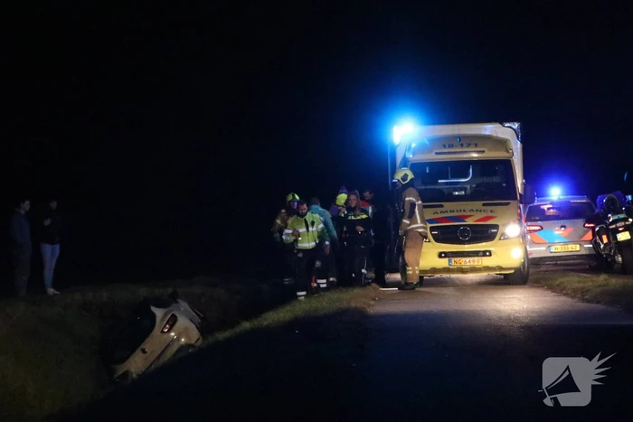 Auto belandt in sloot