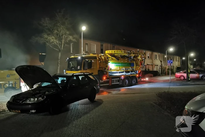 ACV reinigt wegdek na pechgeval met personenauto