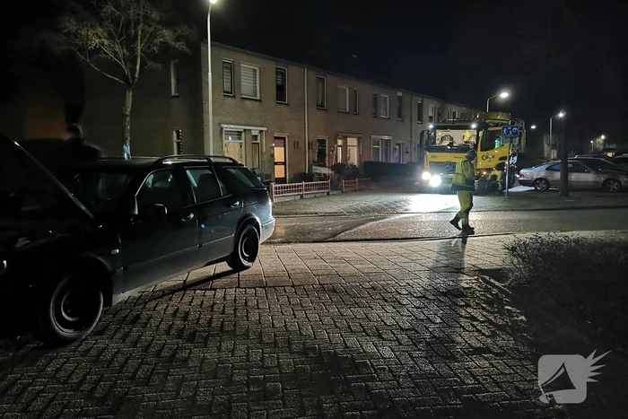 ACV reinigt wegdek na pechgeval met personenauto