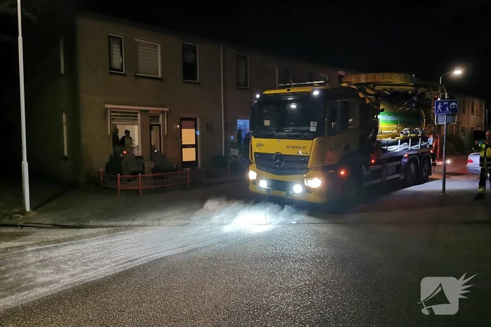 ACV reinigt wegdek na pechgeval met personenauto
