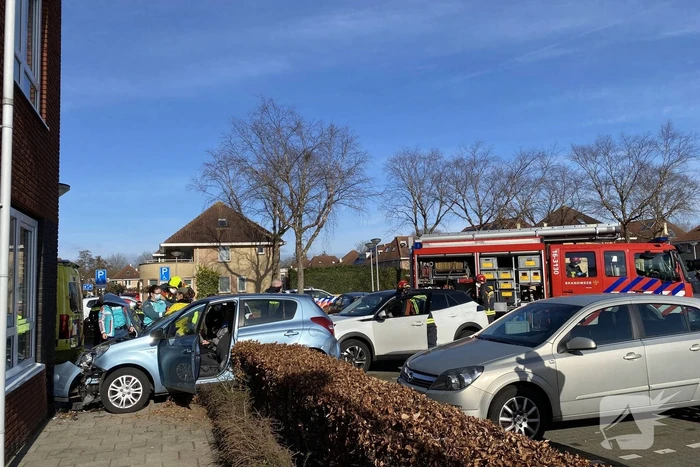 Auto botst op woning
