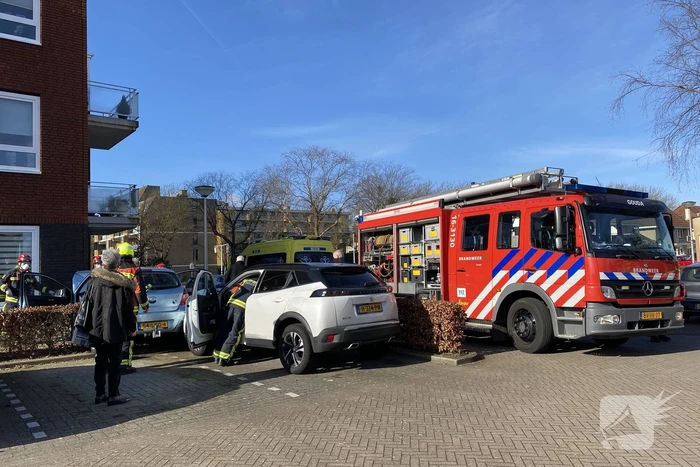 Auto botst op woning