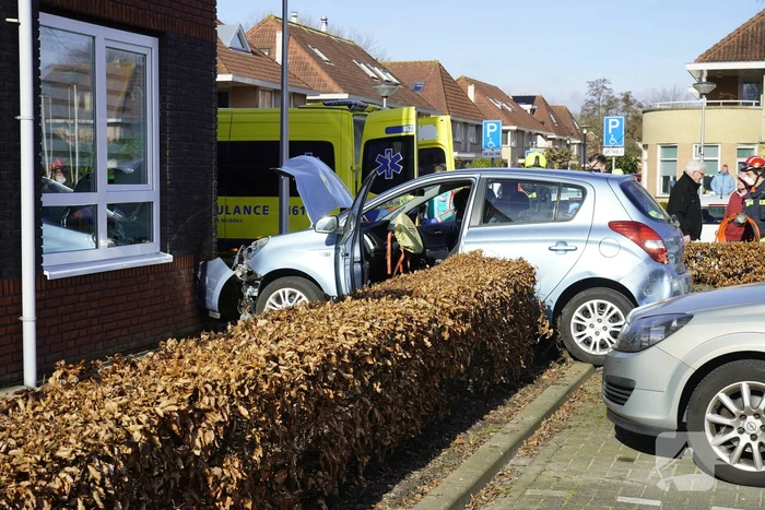 Auto botst op woning