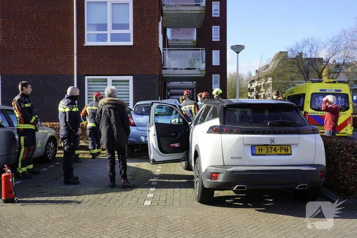 Auto botst op woning
