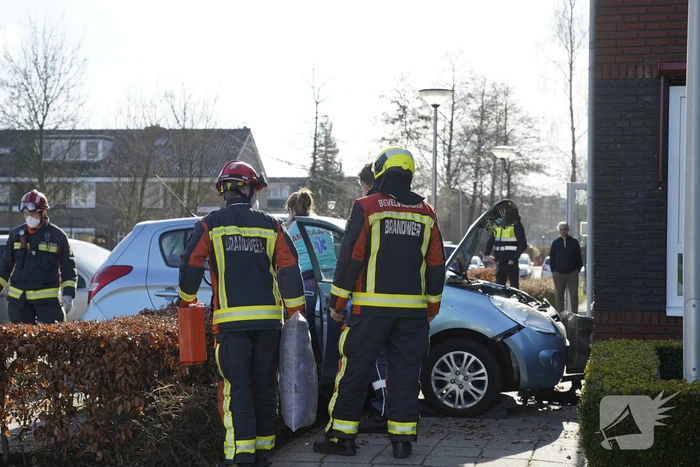 Auto botst op woning