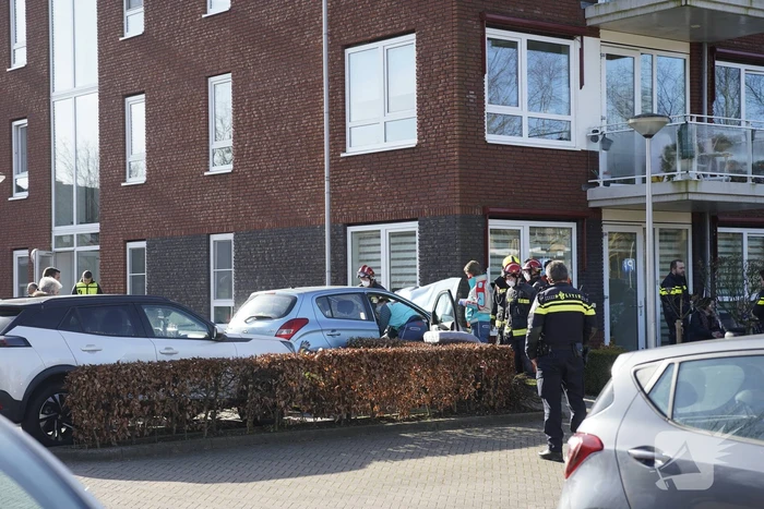 Auto botst op woning